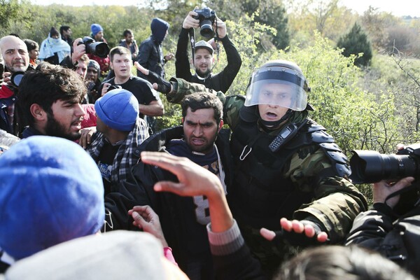 Έκρυθμη κατάσταση στην Ειδομένη - Συνεχείς συμπλοκές μεταξύ των προσφύγων και της αστυνομίας