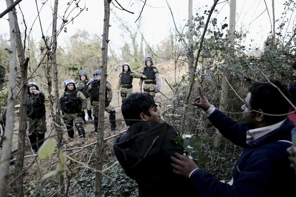 Έκρυθμη κατάσταση στην Ειδομένη - Συνεχείς συμπλοκές μεταξύ των προσφύγων και της αστυνομίας