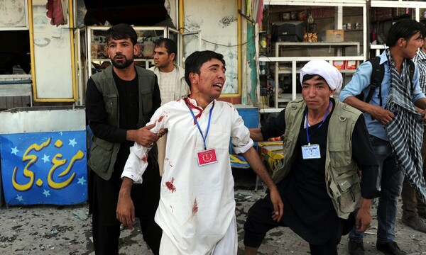 80 νεκροί και εκατοντάδες τραυματίες σε μια από τις πιο αιματηρές επιθέσεις στην Καμπούλ