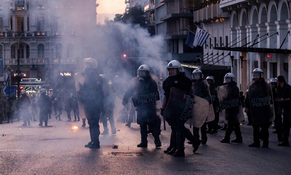 Guardian: "Εξαγριωμένοι όλοι"- Θυμωμένοι οι Έλληνες προβλέπουν Grexit και δραχμή