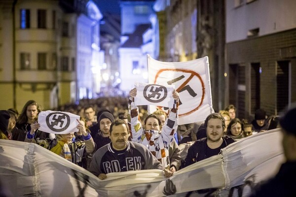 Xιλιάδες Σλοβάκοι σε σιιωπηλή πορεία σε ένδειξη διαμαρτυρίας για την είσοδο των νεοναζί στη Βουλή