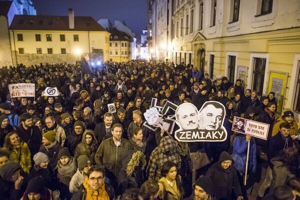 Xιλιάδες Σλοβάκοι σε σιιωπηλή πορεία σε ένδειξη διαμαρτυρίας για την είσοδο των νεοναζί στη Βουλή