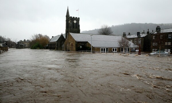 Mεγάλες πλημμύρες από σφοδρές βροχοπτώσεις στη Βόρεια Αγγλία