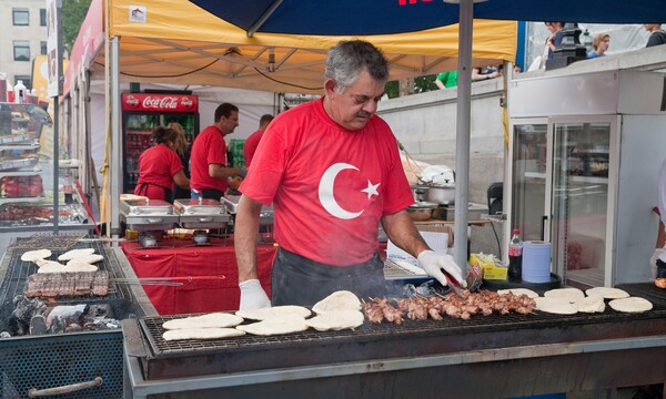 Ηνωμένο Βασίλειο: Προβοκατόρικο πόστερ υπέρ του Brexit στοχοποιεί τους Τούρκους