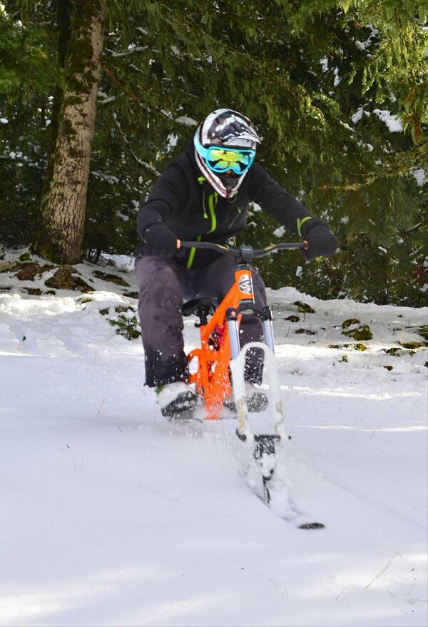 Τι είναι το ski bike και γιατί δεν υπάρχει πιο συναρπαστικός τρόπος να γλυστράς στο χιόνι