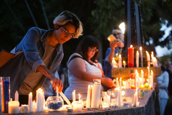 Χιλιάδες άνθρωποι σε ολονυχτίες στο Λονδίνο και το Παρίσι τίμησαν τους νεκρούς του Ορλάντο