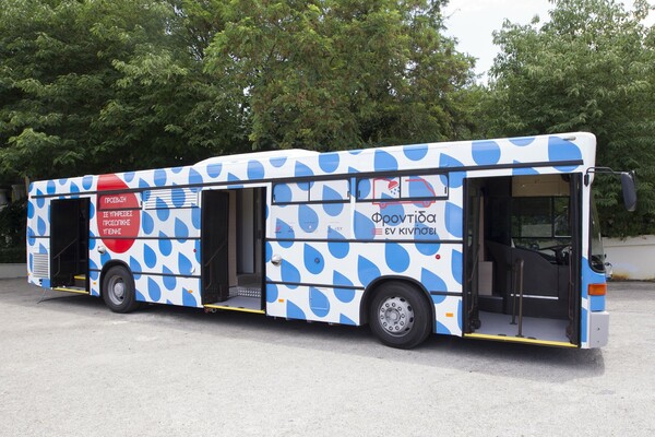 Αυτό το λεωφορείο διασχίζει τους δρόμους της Αθήνας για να προσφέρει υγιεινή φροντίδα και εξετάσεις στους άστεγους