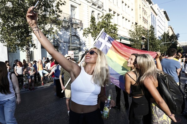 Υπερήφανη Αθήνα - Χιλιάδες άνθρωποι στο Pride της ελευθερίας, της αγάπης και της ισότητας