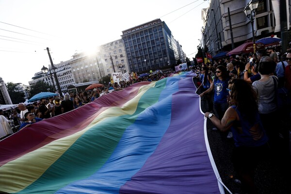 Υπερήφανη Αθήνα - Χιλιάδες άνθρωποι στο Pride της ελευθερίας, της αγάπης και της ισότητας