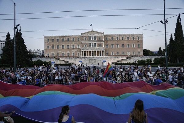 Υπερήφανη Αθήνα - Χιλιάδες άνθρωποι στο Pride της ελευθερίας, της αγάπης και της ισότητας