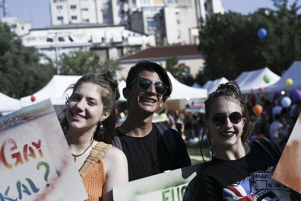 Υπερήφανη Αθήνα - Χιλιάδες άνθρωποι στο Pride της ελευθερίας, της αγάπης και της ισότητας