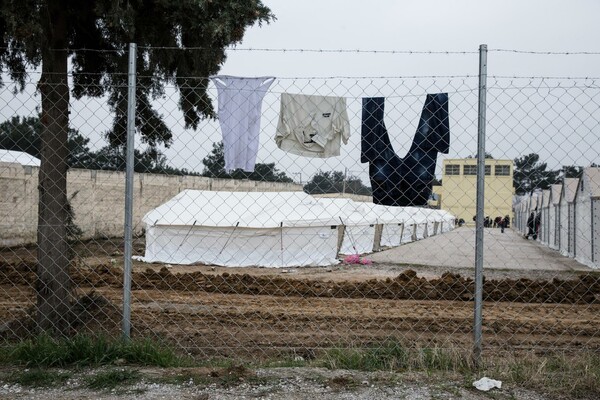 Η κυβέρνηση απαγόρευσε την είσοδο των δημοσιογράφων στα hot spots