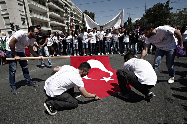 Πορεία των Αρμενίων για την επέτειο της Γενοκτονίας - Έκαψαν την σημαία της Τουρκίας στο Σύνταγμα