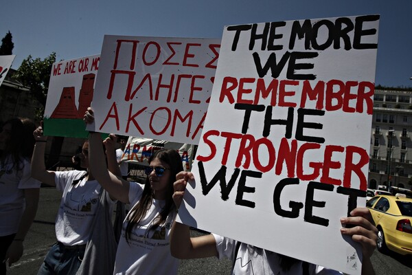 Πορεία των Αρμενίων για την επέτειο της Γενοκτονίας - Έκαψαν την σημαία της Τουρκίας στο Σύνταγμα