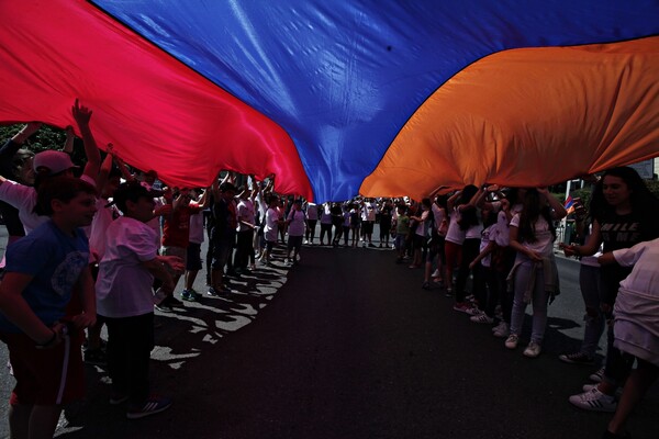 Πορεία των Αρμενίων για την επέτειο της Γενοκτονίας - Έκαψαν την σημαία της Τουρκίας στο Σύνταγμα