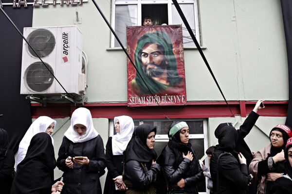 Χιλιάδες Σιίτες μουσουλμάνοι στην Κωνσταντινούπολη πενθούν για την Ασούρα