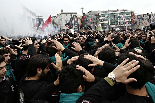 Χιλιάδες Σιίτες μουσουλμάνοι στην Κωνσταντινούπολη πενθούν για την Ασούρα