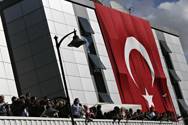 Αντιδράσεις από την Ευρωπαϊκή Ένωση για τη φίμωση των τουρκικών ΜΜΕ