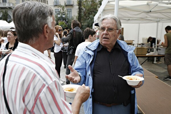 Μοίρασαν 5.000 μερίδες μπριάμ με "άσχημα" λαχανικά στην πλατεία Κοτζιά!