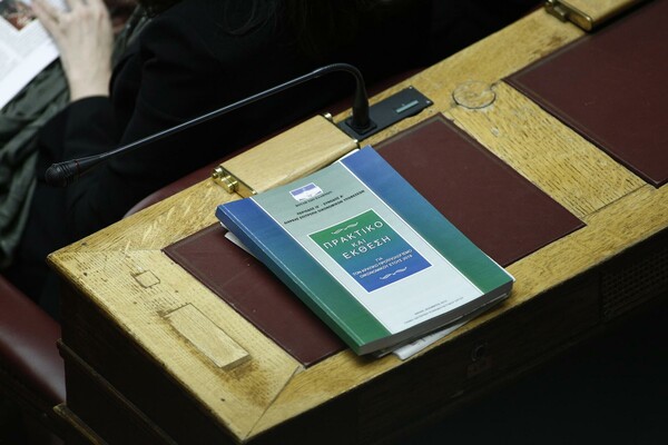 Τώρα στη Βουλή - 14 φωτογραφίες απ' τη συζήτηση για το Σύμφωνο Συμβίωσης