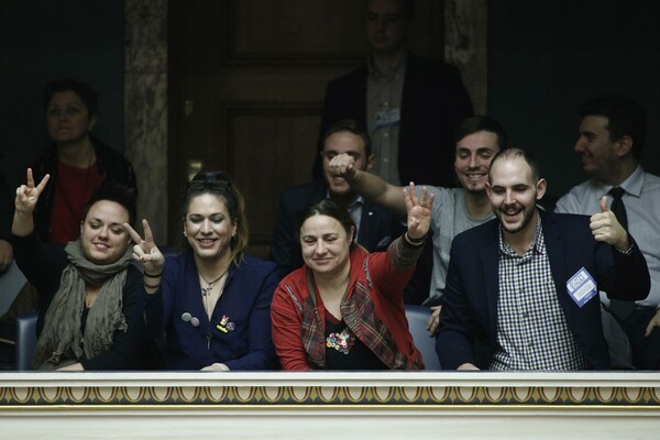 Mε φιλιά στα θεωρεία της Βουλής και πανηγυρισμούς στο Σύνταγμα η υποδοχή του συμφώνου τη νύχτα