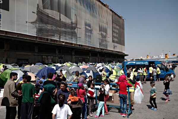 4.550 μετανάστες και πρόσφυγες πρέπει να πείσει με το φυλλάδιο η κυβέρνηση στον Πειραιά