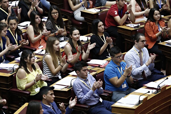 Η selfie του Τσίπρα με τους μαθητές στη Βουλή των Εφήβων