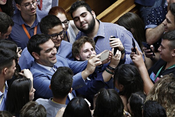 Η selfie του Τσίπρα με τους μαθητές στη Βουλή των Εφήβων