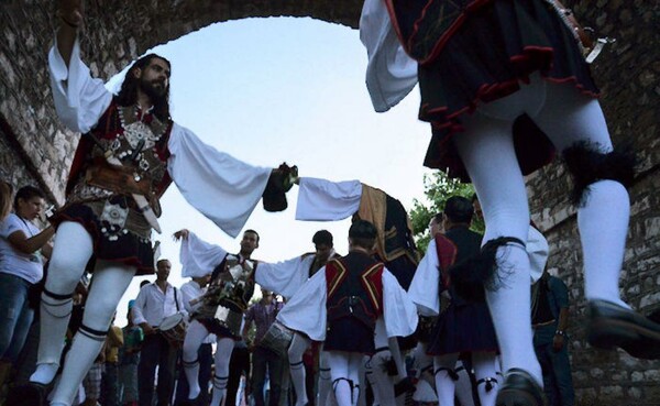 Το εκστατικό πανηγύρι του Άη-Συμιού στο Μεσολόγγι το τετραήμερο του Αγίου Πνεύματος