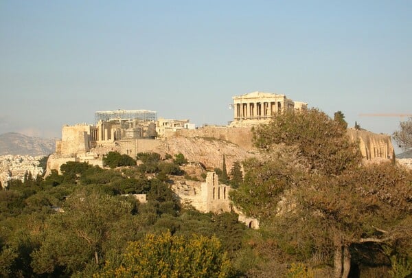 Πώς κυλούν οι μέρες αν ζεις κάτω απ' την Ακρόπολη;