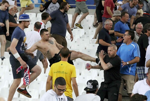 Η βία επισκιάζει το Euro - Aπαγορεύτηκε η πώληση αλκοόλ στις πόλεις που φιλοξενούν αγώνες