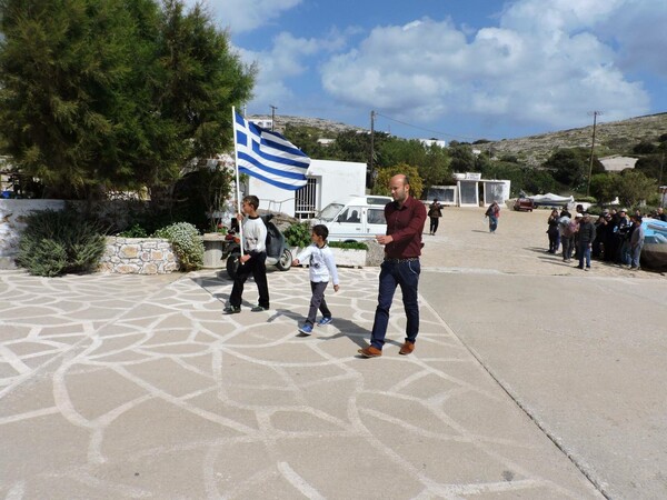 Η συγκινητική παρελάση των Αρκιών - Ο δάσκαλος, οι δύο μοναδικοί μαθητές και οι ελάχιστοι κάτοικοι