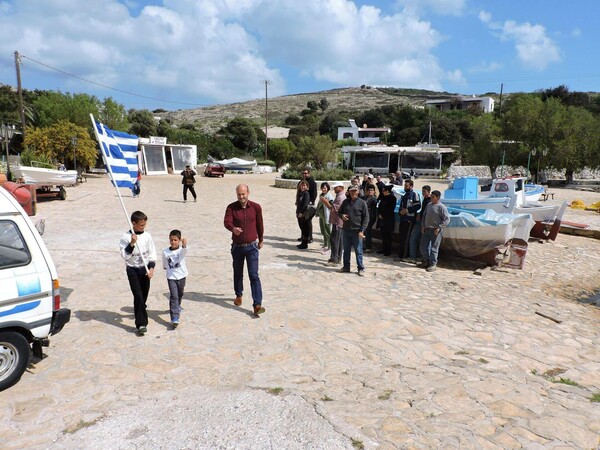 Η συγκινητική παρελάση των Αρκιών - Ο δάσκαλος, οι δύο μοναδικοί μαθητές και οι ελάχιστοι κάτοικοι