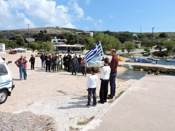 Η συγκινητική παρελάση των Αρκιών - Ο δάσκαλος, οι δύο μοναδικοί μαθητές και οι ελάχιστοι κάτοικοι