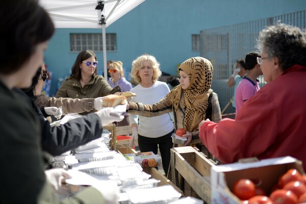Η ΑΒ Βασιλόπουλος ανακοίνωσε τη διανομή χιλιάδων μερίδων φαγητού στους εγκλωβισμένους πρόσφυγες στον Πειραιά