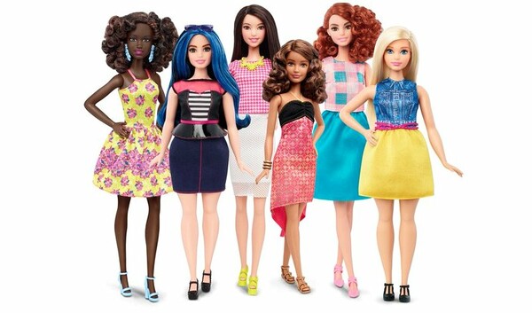 Τέλος η "αψεγάδιαστη" Barbie- Η διάσημη κούκλα αλλάζει χρώμα, μαλλιά και κυρίως σωματότυπο