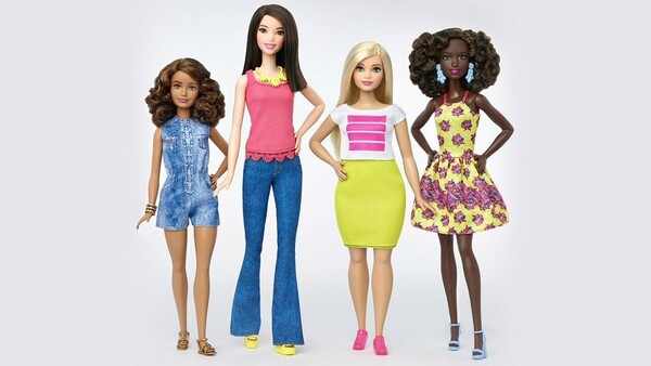 Τέλος η "αψεγάδιαστη" Barbie- Η διάσημη κούκλα αλλάζει χρώμα, μαλλιά και κυρίως σωματότυπο