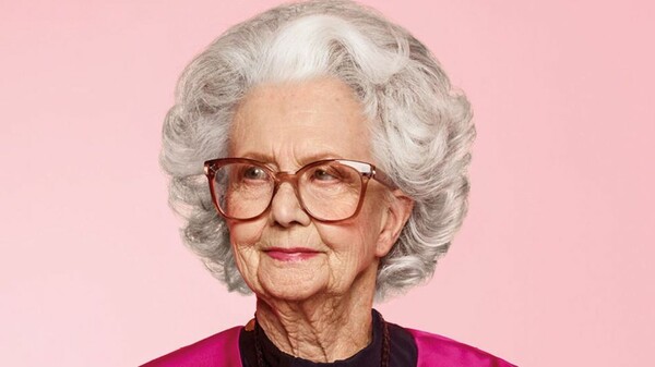 Είναι 100 ετών και σε λίγες μέρες θα γράψει ιστορία στη μόδα καθώς γίνεται η πρώτη αιωνόβια της Vogue