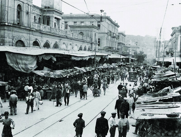 Μικρή ιστορική αναδρομή στην οδό Αθηνάς, φυσικό σύνορο τάξεων και παθών