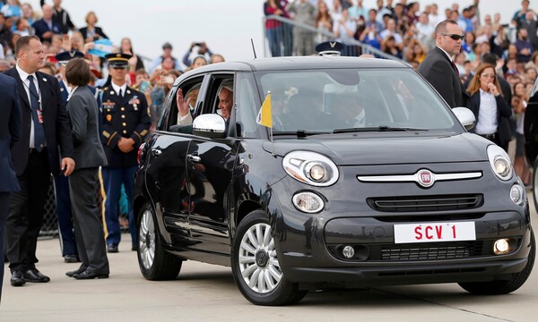 To Fiat 500 που χρησιμοποίησε ο Πάπας όταν επισκέφθηκε τη Φιλαδέλφεια πωλήθηκε 82.000 δολάρια