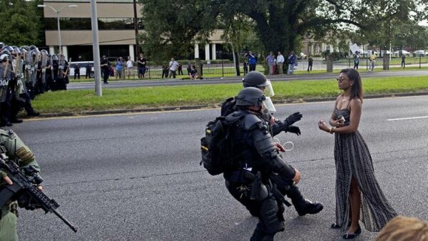 Η εμβληματική φωτογραφία της γυναίκας που δεν έκανε πίσω και στάθηκε μπροστά στους πάνοπλους αστυνομικούς