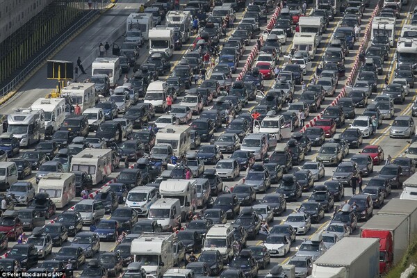 250 χιλιάδες Βρετανοί ταλαιπωρούνται στα σύνορα με τη Γαλλία λόγω ελέγχων-"Mας τιμωρούν για το Brexit"