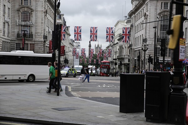 24 ώρες μετά το Brexit: Ο πρώτος απολογισμός ενός άνευ προηγουμένου "διαζυγίου"