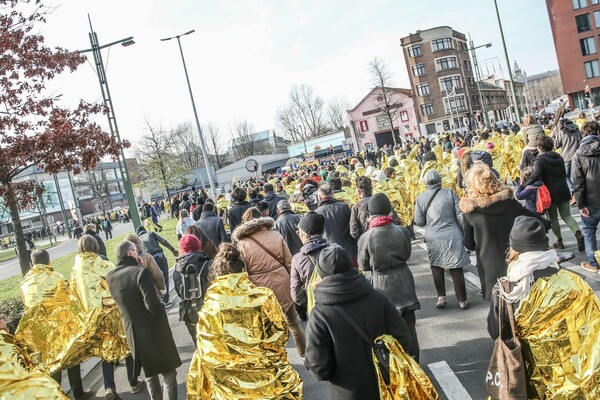 Xιλιάδες άνθρωποι διαδήλωσαν σήμερα υπέρ των προσφύγων στις Βρυξέλλες