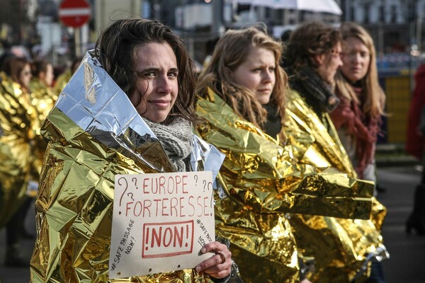 Xιλιάδες άνθρωποι διαδήλωσαν σήμερα υπέρ των προσφύγων στις Βρυξέλλες