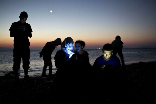 Ο Άγγελος Τζωρτζίνης στoυς φιναλίστ του διαγωνισμού SONY 2016 με συγκλονιστικές εικόνες προσφύγων στα ελληνικά νησιά