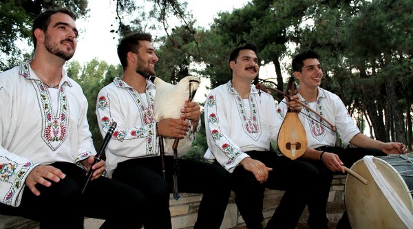 Γκάιντες, λύρες και θρακιώτικα νταούλια στο Tesla - ο παραδοσιακός διονυσιασμός του Έβρου μιξάρεται με την ένταση της πρωτοπορίας