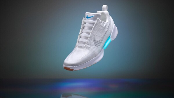Η Nike μόλις παρουσίασε φουτουριστικά παπούτσια με κορδόνια που σφίγγουν μόνα τους