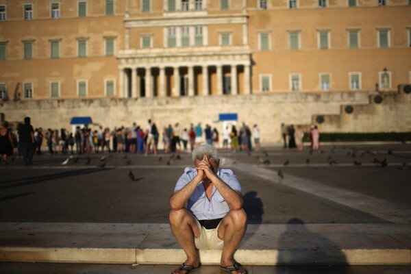 Νew York Times: Aσαφείς υποσχέσεις για την ελάφρυνση χρέους της Ελλάδας