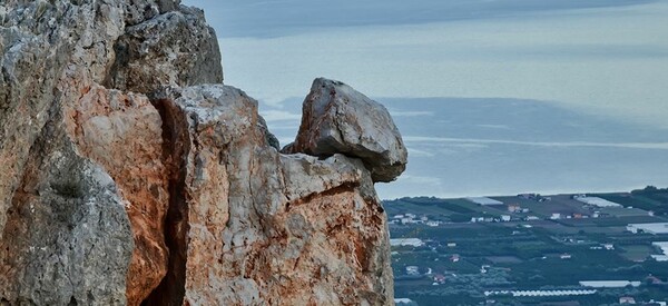 Βράχος που αποκολλήθηκε από κεραυνό απειλεί το Λεωνίδιο